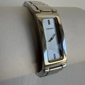 Reloj pulsera pequeño para mujer DKNY acero inoxidable tono plata, 14 mm NY-3167 - Imagen 1 de 14