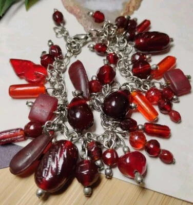 ¡Divertido y artístico! ¡Pulsera textural mezclada de cuentas de vidrio rojo y dije "Cha-Cha"! Foto 1 de 4