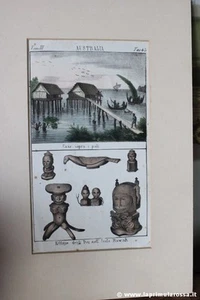 AUSTRALIEN ANTIKE LITHOGRAPHIE HÄUSER ÜBER DEN PFOSTEN BILDNIS DER GÖTTER INSEL RAWAK - Bild 1 von 1