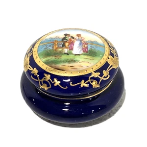 Caja de baratijas de porcelana vintage pintada a mano azul cobalto dorado escena de cortejo - Imagen 1 de 9