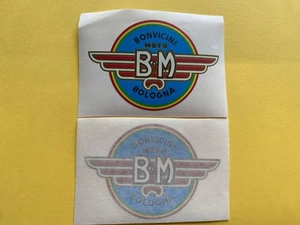 COPPIA ADESIVI LOGHI SERBATOIO BONVICINI MOTO BM BOLOGNA ULTRA 48cc AD990031 - Picture 1 of 3