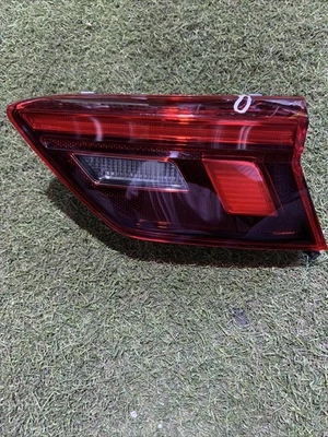 STOP FANALE INTERNO POSTERIORE DESTRO VOLKSWAGEN TIGUAN 2023 5NA945094F - Immagine 1 di 4