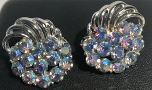 Pendientes de clip Cora vintage tono plata cristales iridiscentes aurora boreal - Imagen 1 de 9