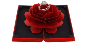 Proposta Anello Romantico Rosa Rossa Portagioie Fidanzamento Velluto Astuccio Fedi Nuziali - Foto 1 di 8