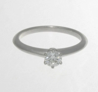 Подлинный Tiffany & Co. Платина 0,31 карата Кольцо с одним бриллиантом  - Изображение 1 из 4