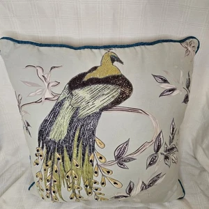 Almohada decorativa de pavo real con cuentas y lentejuelas 16x16 usada en excelente estado cubierta con cremallera - Imagen 1 de 9