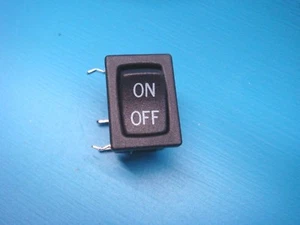 (1) C&K D102J12S2ADQA INTERRUTTORE A BILANCIERE ON/OFF ANGOLO RETTO PCB SNAP-IN SPST 8A 125V - Foto 1 di 5