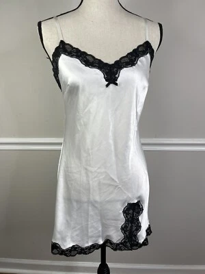 Lencería Victorias Secret blanca satinada sin cordones encaje pequeño camisón lencería Foto 1 de 4