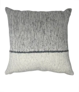 Almohada La Ciudadanía Claro Tejida a Mano en Perú 20" x 20" Gris - Imagen 1 de 5