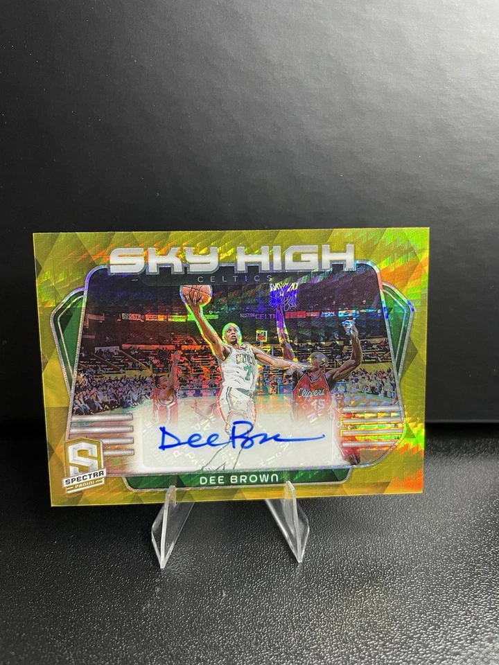 Panini Spectra 2023-24 - Sky High Signatures Dee Brown/3 Gold International Foto 1 de 2