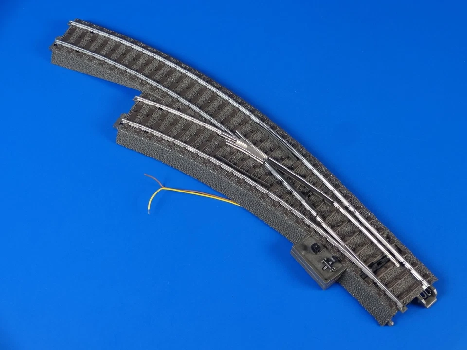 MARKLIN H0 - 24671 - Left Curved Turnout  + 74470 Lantern (63)/ EXC - Image 1 of 2