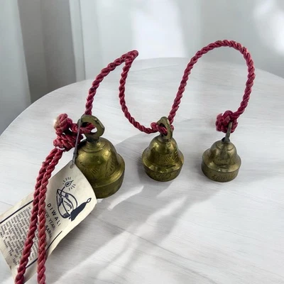 "Campanas de latón grabadas a mano vintage de Sarna India 3 campanas en una cuerda 1972 DIWALI 17""" Foto 1 de 4