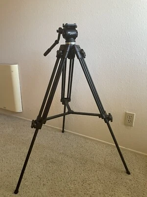 Профессиональный видеотренога Weifeng WF-717 — жидкостная гидравлическая головка — слегка б/у - Изображение 1 из 4