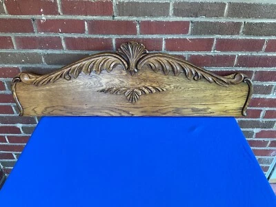 Antiguo frontón de corona tallada en roble Foto 1 de 4