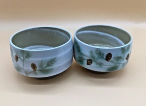 Taza de tazas de té de cerámica japonesa de gres - rama firmada de cono de pino esmaltada en excelente condición - Imagen 1 de 5