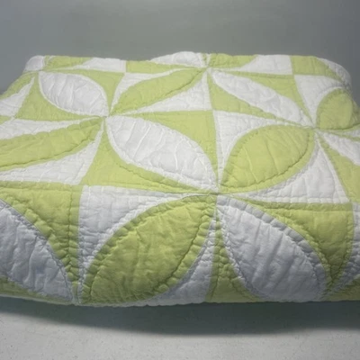 Edredón verde y blanco con retazos The Company Store 85,5”x67”. Foto 1 de 4