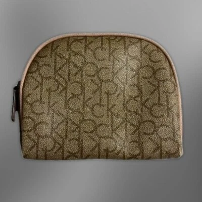 Bolsa Cosmética Calvin Klein Clásica CK Diseño Monograma Tela Duradera Marrón Con Sistema Operativo Foto 1 de 4
