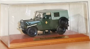 Top Rarität Atlas Sachsenring P3 NVA Jeep 1:43 auf Holzsockel in PC Vitrine. - Bild 1 von 7