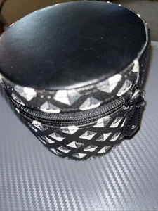 Vera Bradley Mini rund Hart Reise Schmuckkästchen schwarz/weiß EUC - Bild 1 von 8