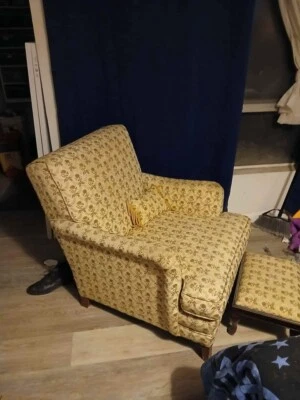 Cómodo sillón y reposapiés de dormitorio antiguo amarillo Tivoli a la venta Foto 1 de 4