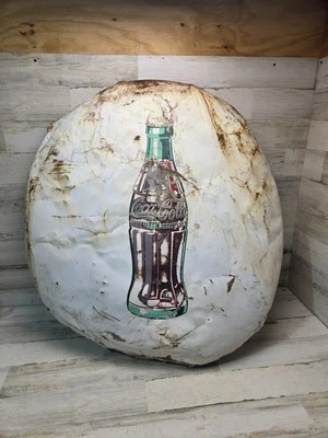 Letrero de metal vintage de 36" blanco con botón de botella de Coca Cola original de los años 50 pátina áspera Foto 1 de 4