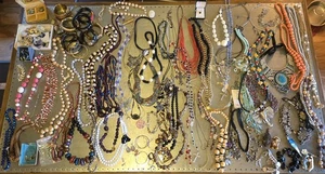 Enorme lote de joyas de disfraces-de colección-inmobiliarias. ¡Más de 100 piezas 11 libras! - Imagen 1 de 9