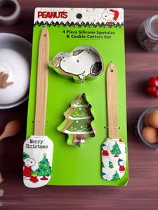 Snoopy Puffy Jacket Christmas 4 Piece Baking Set Spatulas & Cookie Cutters NEW - Picture 1 of 7