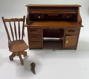 Giocattolo Rotolo Top Scrivania e Sedia Casa delle Bambole Mobili Miniatura 5,5" Alto 7" Largo 3" D - Foto 1 di 8
