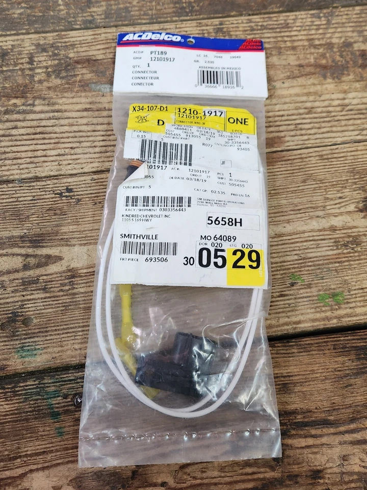 Nuevo de Lote Antiguo GM OEM 12101917 Conector de Enfriamiento de Aire del Motor 1995-1999 Chevy Corvette Camaro Foto 1 de 4