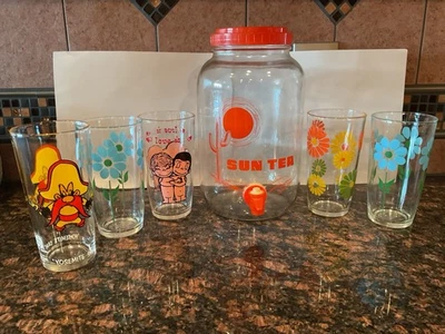 Tarro/jarra de té de vidrio vintage con mango de boquilla y 5 vasos geniales de los años 70 Foto 1 de 4