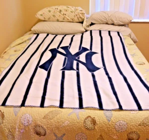 New York Yankees 46" x 63" weiche leichte Fleece Überwurf Decke weiß blau - Bild 1 von 3