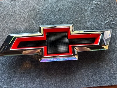 2024-2025 雪佛兰索罗德 1500 ZR2 格栅徽章 85543699 红色 黑色 铬 — 第 1/4 张图片