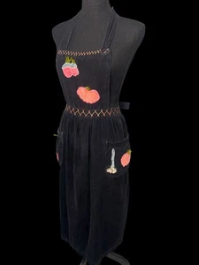 April Cornell schwarze Baumwollschürze mit Gemüsestickerei & Taschen KOCHEN - Bild 1 von 9