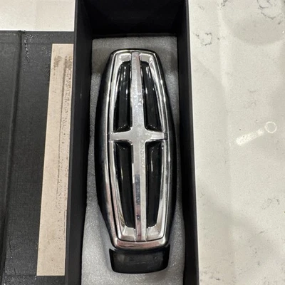 Lincoln Continental Corsair Nautilus Lincoln estrella parrilla emblema OEM GD9Z-8213-A Foto 1 de 4