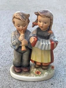 TMK-2 M.I. 1955 Figura Porcelana Hummel Goebel 218 2/0 Cumpleaños Serenata 4-1/2" - Imagen 1 de 8