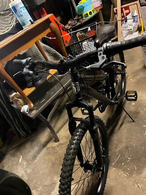 Bicicleta de montaña Mongoose Excursion con rueda de 24 pulgadas 21 velocidades - negra Foto 1 de 2