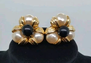 Vintage Faux Pearl Clip On Earrings Gold Tone Black Lucite Bead Large Cluster  - Picture 1 of 10