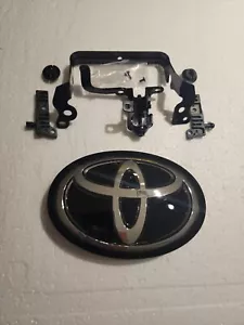 2017 2018 2019 Toyota Highlander Emblem Grille + Radar Cruise Bracket - Picture 1 of 3