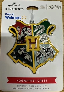 2023 Hallmark Flat Metal Ornamento Harry Potter Hogwarts Crest NUOVO - Foto 1 di 2