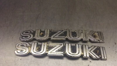 Suzuki GS1000L L & R 1980 emblemas del tanque de gasolina 68111-45010 GS100G T5-12 Foto 1 de 4