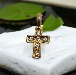 Vintage Kreuz Mini Anhänger Charm goldfarben mit Strass Akzenten Glaube Schmuck - Bild 1 von 6