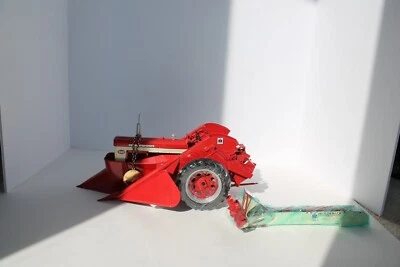 International Harvester Farmall 560 com 2-MH Corn Picker Precision Series 1/16 - Imagem 1 de 4