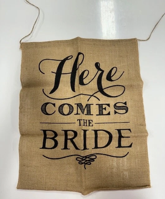 * ARPILLERA * PANCARTA DE BODA 'AQUÍ VIENE LA NOVIA' - COLGABLE Foto 1 de 1