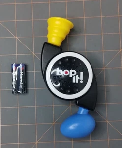 Bop It Mini Electrónico 2014 Portátil Tamaño de Viaje Juego Pull Twist Juguete con Baterías - Imagen 1 de 2