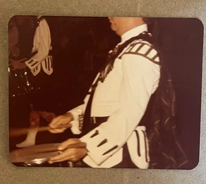 FOTO DE COLECCIÓN ENCONTRADA Baterista tocando la batería con baquetas - Imagen 1 de 3