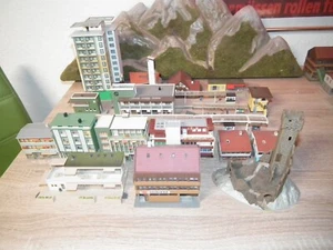 Modelleisenbahn N Konvolut Gebäude Häuser Bahnhof Bahnsteige Kirche / Vollmer ! - Bild 1 von 13