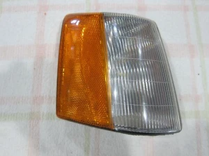 1993-1998 JEEP GRAND CHEROKEE RIGHT SIDE PARK/TURN SIGNAL SIDE MARKER LIGHT - Picture 1 of 2