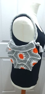 Gehäkelte Handtasche; Handarbeit; GRAU, weiß/orange Gänseblümchenmotive. Festgriff - Bild 1 von 5