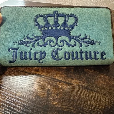 Cartera Juicy Couture Terciopelo Cremallera Alrededor Corona Azul Logo De Colección Foto 1 de 4