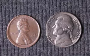 Lotto monete 1954P straight clip 5 cent nichel e 1972 broadstruck cent errore di conio USA - Foto 1 di 4